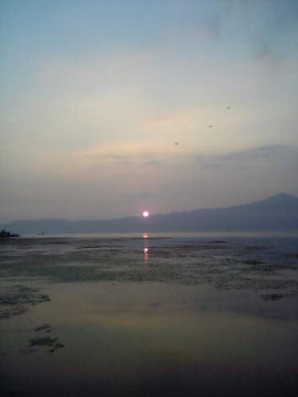 2006年10月18日、滋賀県、琵琶湖・湖東の夕日