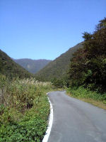 2006年10月18日、岐阜県、夜叉が池登山口への道